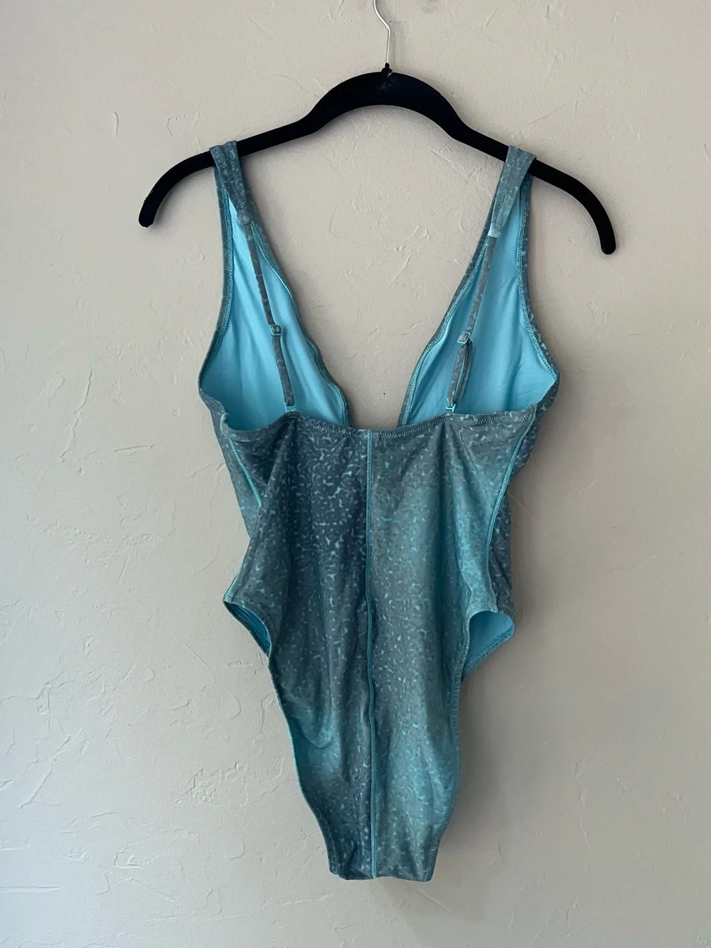 SKIMS CYAN FK OMBRE PRINT SIGNATURE SEIM PLUNGE ONE PIECE SWIMSUIT M